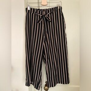 Wide leg striped cropped pants. S/M with elastic waist